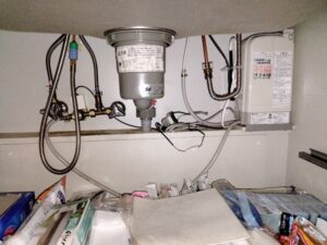 スパウトイン（オールインワン）タイプ浄水器の取替工事　ミカドキッチン　シンク下配管写真